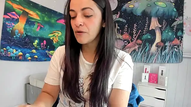 LovelyAzucena online show from October 16, 2025, 2:14 pm