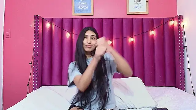 littlee emilyy  online show from January 22, 2025, 5:59 am