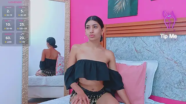 littlee emilyy  online show from April 6, 2026, 12:50 pm