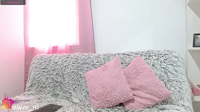 aliicee m online show from March 8, 2025, 12:20 pm