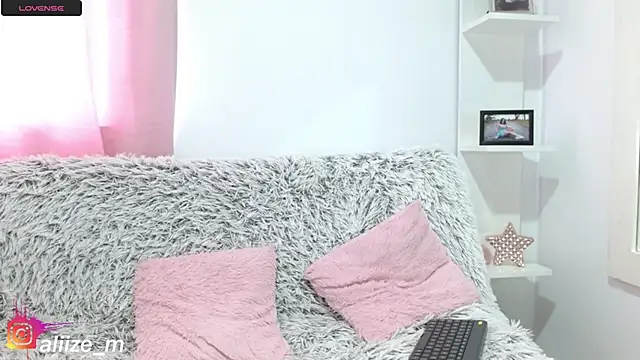 aliicee m online show from March 12, 2025, 6:53 pm