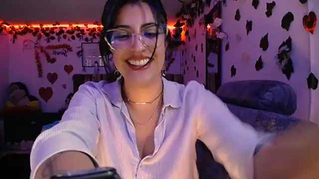 azahar  ziiz online show from March 3, 2025, 8:43 pm