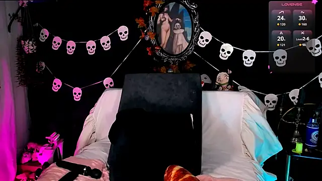 kitty roxy online show from November 18, 2025, 7:55 am