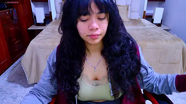 laureentt  online show from October 3, 2025, 3:09 am