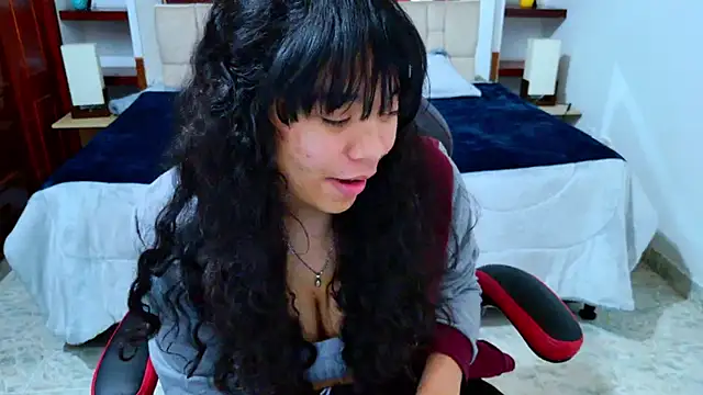 laureentt  online show from October 18, 2025, 3:41 am