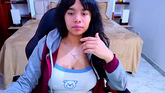 laureentt  online show from October 15, 2025, 3:27 am