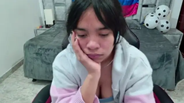Snapshot of laureentt_ chatting on June 27, 2026, 3:23 am laureentt online show from June 27, 2026, 3:23 am