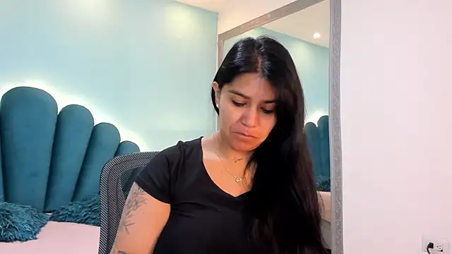 sharlott18 online show from November 22, 2025, 11:09 am