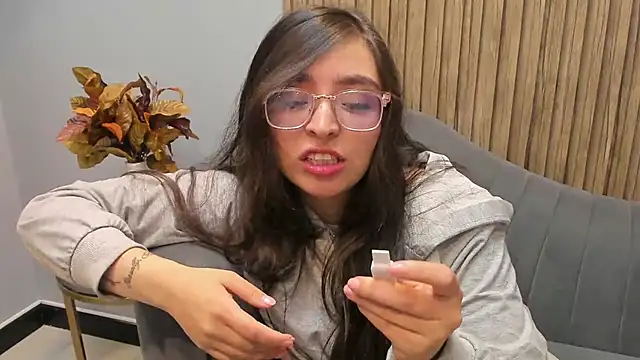 Eva Macalliter online show from March 21, 2025, 10:17 am