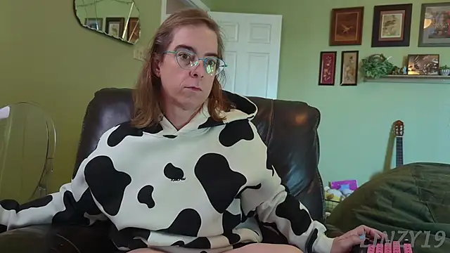 Linzy 19 online show from November 12, 2025, 4:33 pm