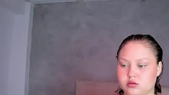 YuliCardona  online show from June 23, 2026, 5:44 pm