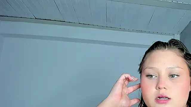 YuliCardona  online show from June 12, 2026, 10:18 pm