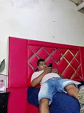 Snapshot of ViolettAndCandy chatting on December 4, 2025, 2:49 pm ViolettAndCandy online show from December 4, 2025, 2:49 pm