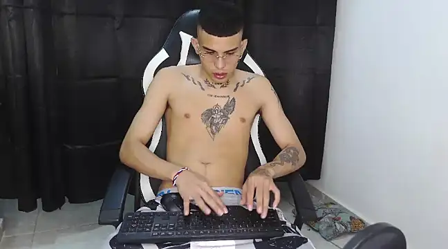 Snapshot of hot_king20 chatting on March 8, 2025, 4:23 am hot king20 online show from March 8, 2025, 4:23 am