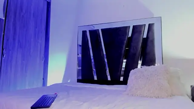 Snapshot of HollyEvanz chatting on March 7, 2026, 1:34 am HollyEvanz online show from March 7, 2026, 1:34 am