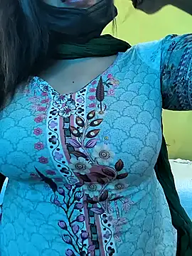 Snapshot of lovely_zara chatting on February 13, 2025, 7:35 am lovely zara online show from February 13, 2025, 7:35 am