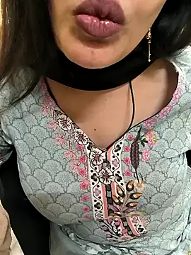 Snapshot of lovely_zara chatting on December 7, 2024, 5:26 pm lovely zara online show from December 7, 2024, 5:26 pm