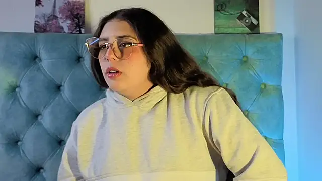 Paola Lyon  online show from September 29, 2025, 12:22 pm