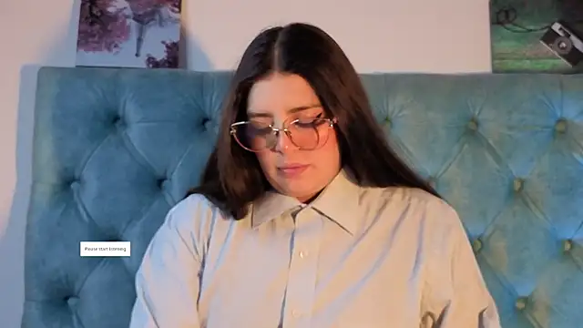 Paola Lyon  online show from September 26, 2025, 6:48 pm