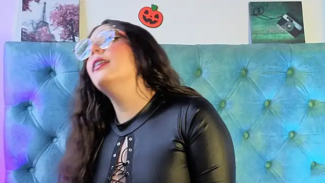 Paola Lyon  online show from November 4, 2025, 6:44 pm