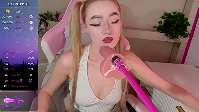 Snapshot of LeonaEviann chatting on April 14, 2026, 1:32 am LeonaEviann online show from April 14, 2026, 1:32 am