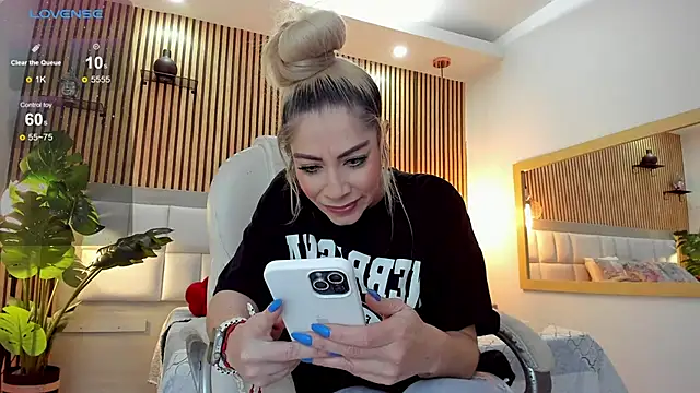 Snapshot of Viktoria_Davis chatting on December 1, 2024, 10:15 pm Viktoria Davis online show from December 1, 2024, 10:15 pm