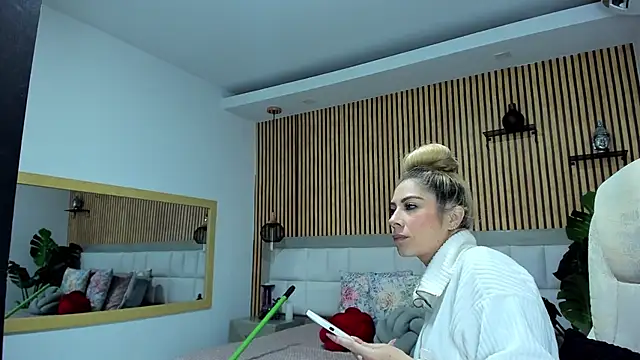 Snapshot of Viktoria_Davis chatting on December 17, 2024, 3:28 am Viktoria Davis online show from December 17, 2024, 3:28 am