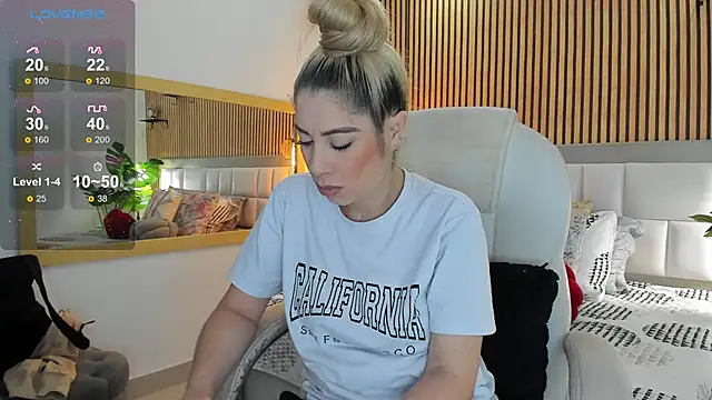 Snapshot of Viktoria_Davis chatting on December 7, 2024, 2:08 pm Viktoria Davis online show from December 7, 2024, 2:08 pm