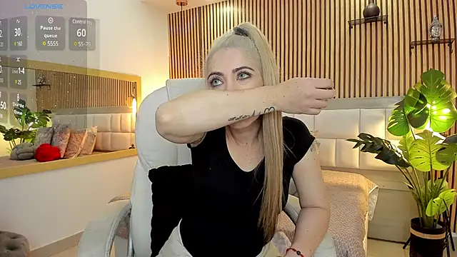 Snapshot of Viktoria_Davis chatting on December 19, 2024, 10:21 pm Viktoria Davis online show from December 19, 2024, 10:21 pm