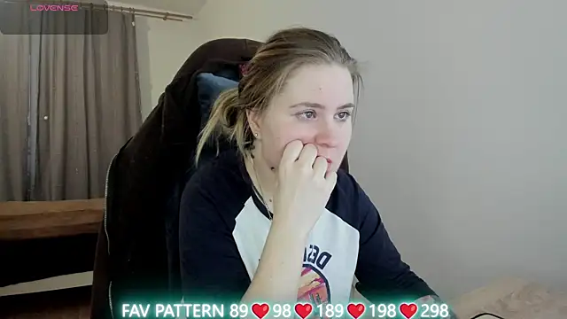 Olivia Munk online show from March 22, 2025, 3:41 am