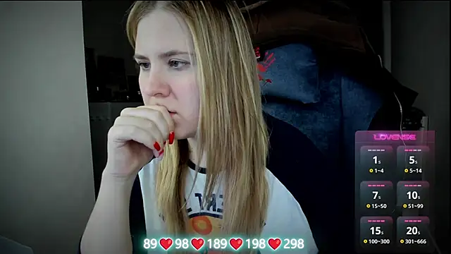 Olivia Munk online show from November 22, 2025, 4:00 am