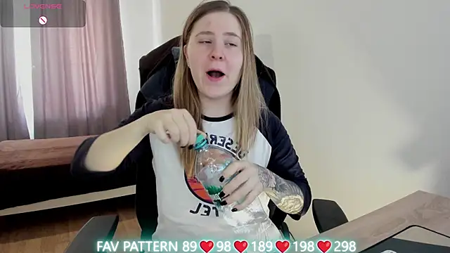 Olivia Munk online show from March 18, 2025, 7:01 am