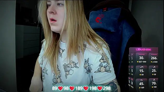 Olivia Munk online show from November 16, 2025, 4:50 am