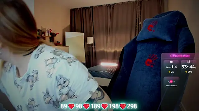 Olivia Munk online show from October 21, 2025, 4:01 am