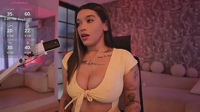 HannahW  online show from September 10, 2025, 7:02 pm