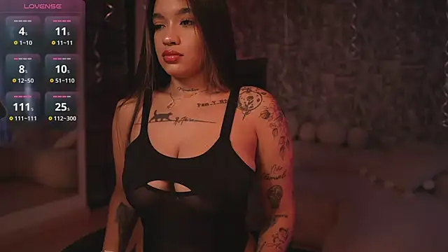 HannahW  online show from October 29, 2025, 9:25 pm