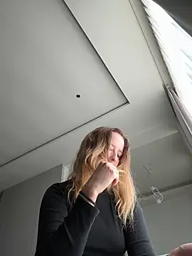 Nura n Sarah online show from November 13, 2025, 2:04 am