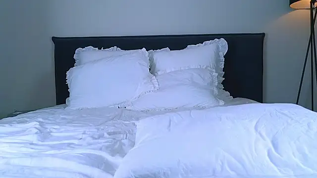 NicoleMarani online show from September 17, 2025, 3:52 am