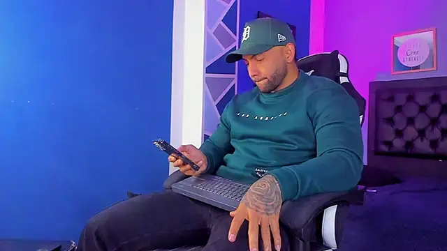 alex oficial online show from November 24, 2025, 4:56 am