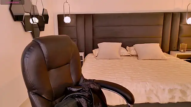 LisaMonroe  online show from November 6, 2025, 7:51 pm