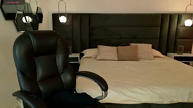 LisaMonroe  online show from March 21, 2026, 8:35 pm