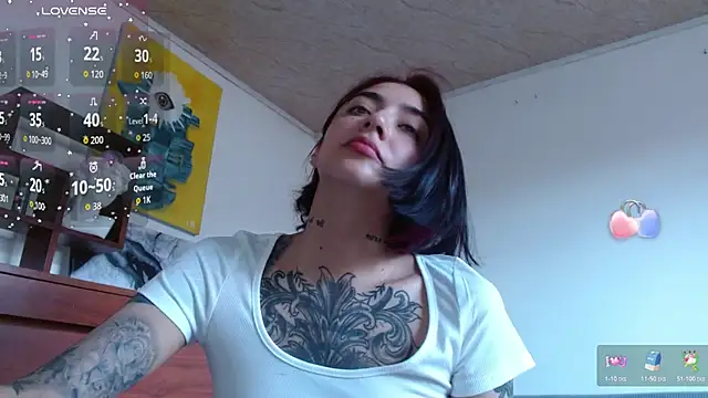 ZoeBakers  online show from September 26, 2025, 5:53 pm