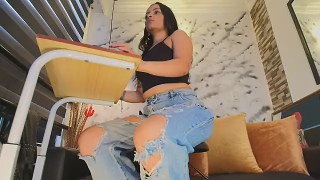 Sophie LittleS online show from April 27, 2026, 11:52 am