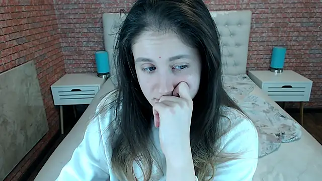 Holliy Cooper online show from November 28, 2025, 8:47 am