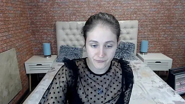 Holliy Cooper online show from October 3, 2025, 7:32 am