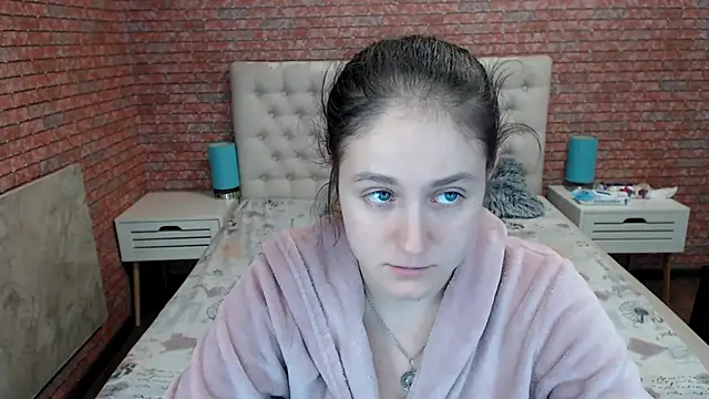 Holliy Cooper online show from October 15, 2025, 7:38 am