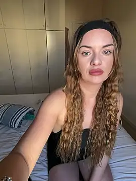 Snapshot of ElenaRebelle chatting on April 10, 2026, 5:25 am ElenaRebelle online show from April 10, 2026, 5:25 am