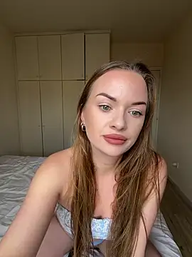 Snapshot of ElenaRebelle chatting on April 8, 2026, 5:09 am ElenaRebelle online show from April 8, 2026, 5:09 am