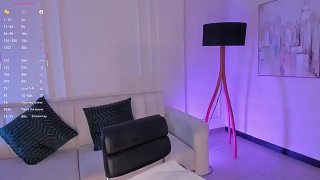 LizzHamilton   online show from October 12, 2025, 7:15 pm