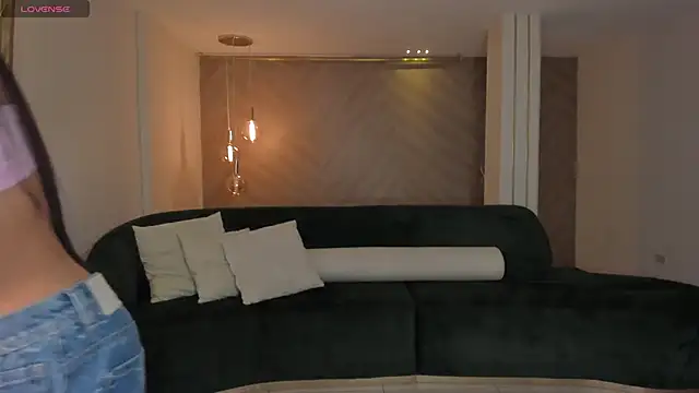 LizzHamilton   online show from September 9, 2025, 8:51 pm